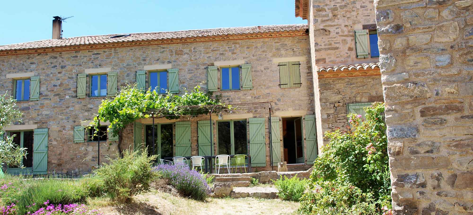 vue d ensemble gîte de groupe et grand gîte aude canal du midi